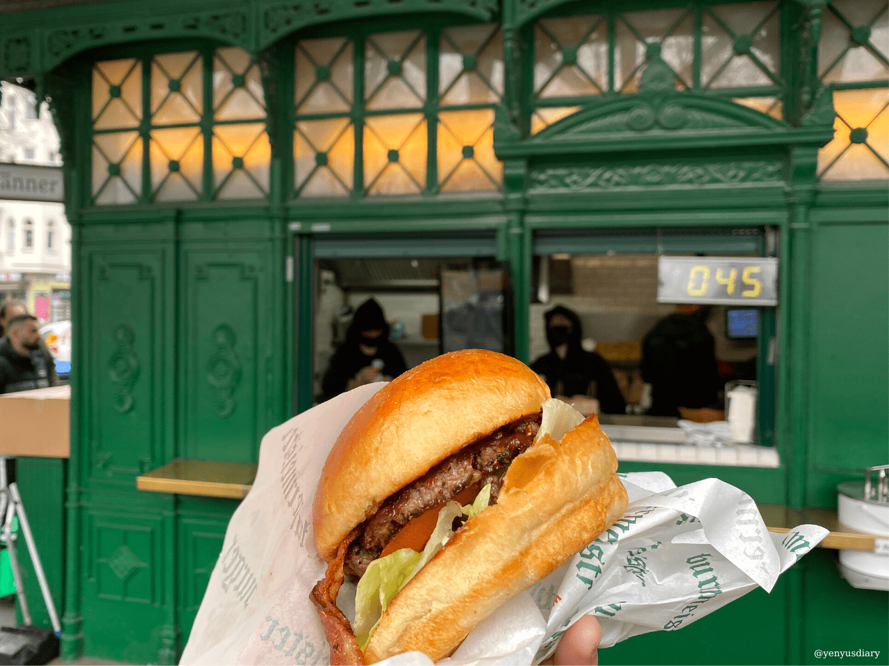 德國柏林Berlin | 公廁改建的漢堡名店 Burgermeister 10 yenyusdiary 2023 01 27T180102.837